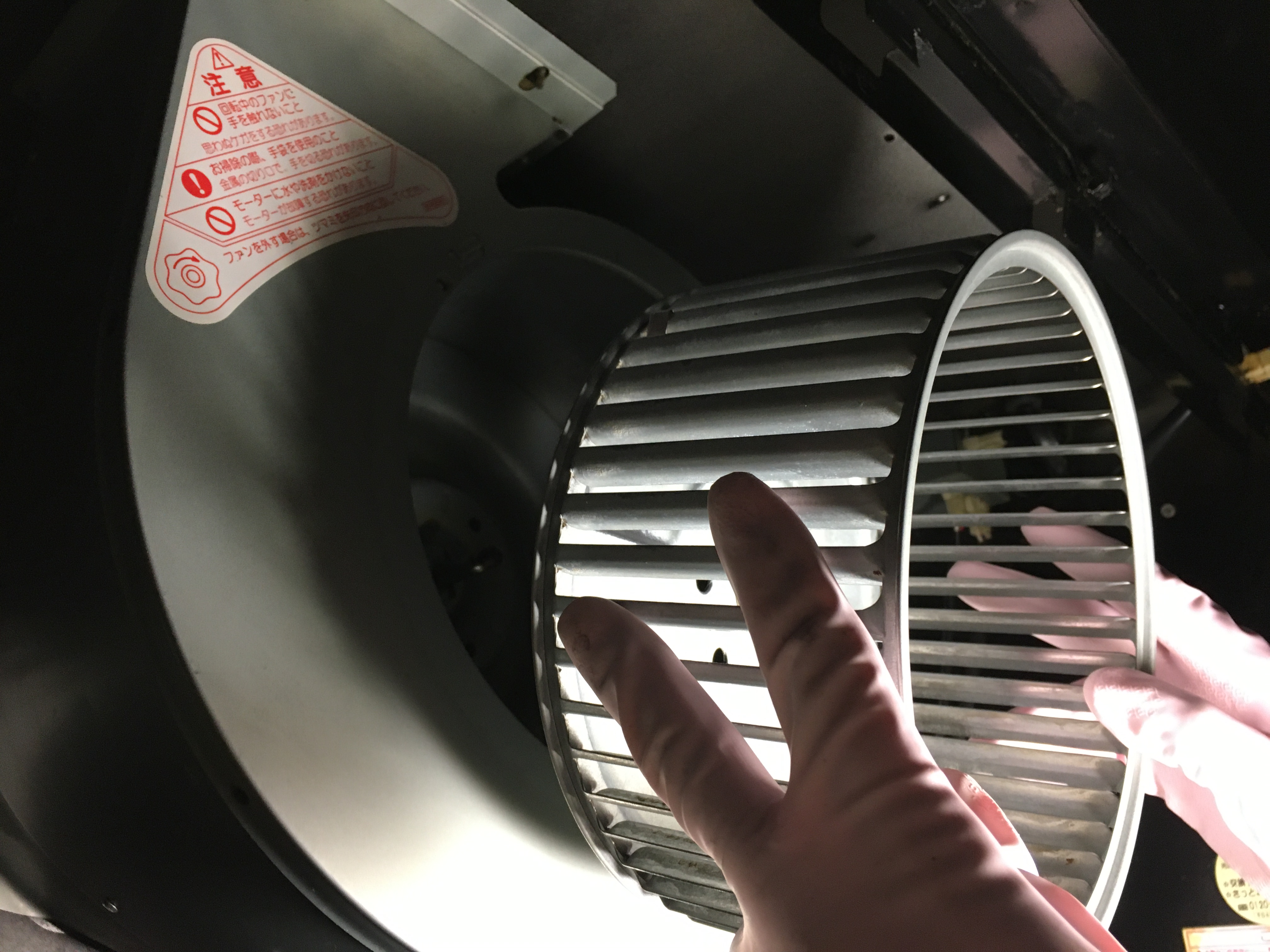 キッチンの換気扇掃除はこれ1つ！セスキで油汚れもピカピカに！！｜アラフィフの生き方・自分流